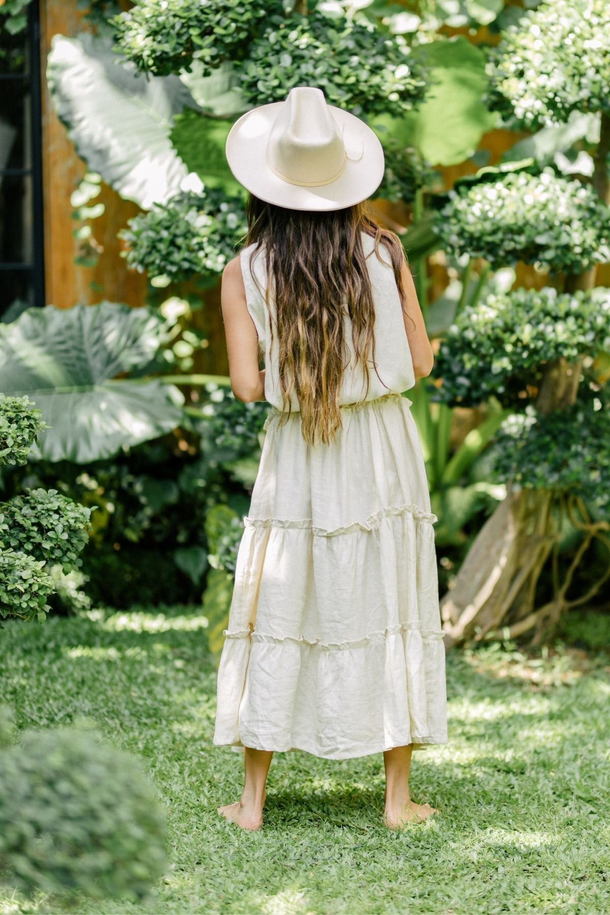 Close fabric detail of the La Dama Collar Linen, Moonlight by Myrah Penaloza in linen, handcrafted in Bali by artisan families.