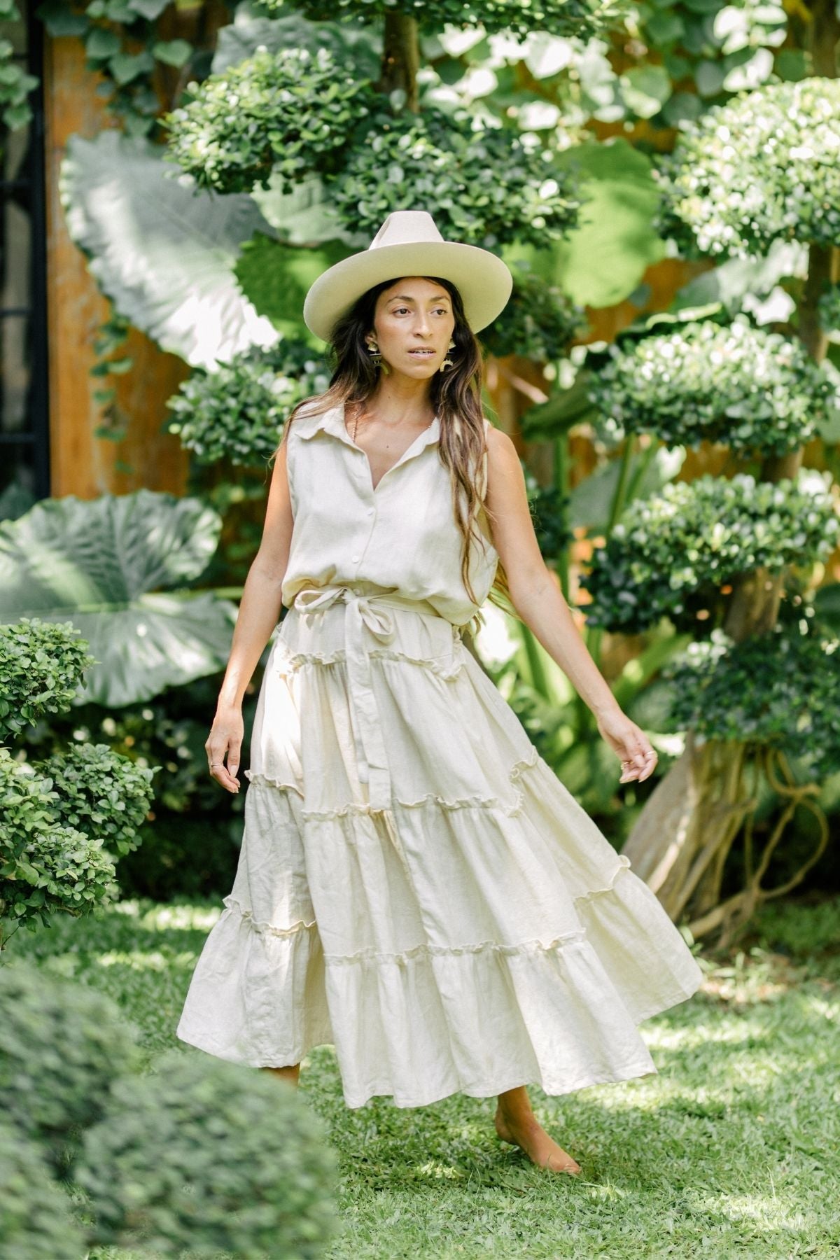 Three-quarter view of the La Dama Collar Linen, Moonlight by Myrah Penaloza in linen, handcrafted in Bali by artisan families.