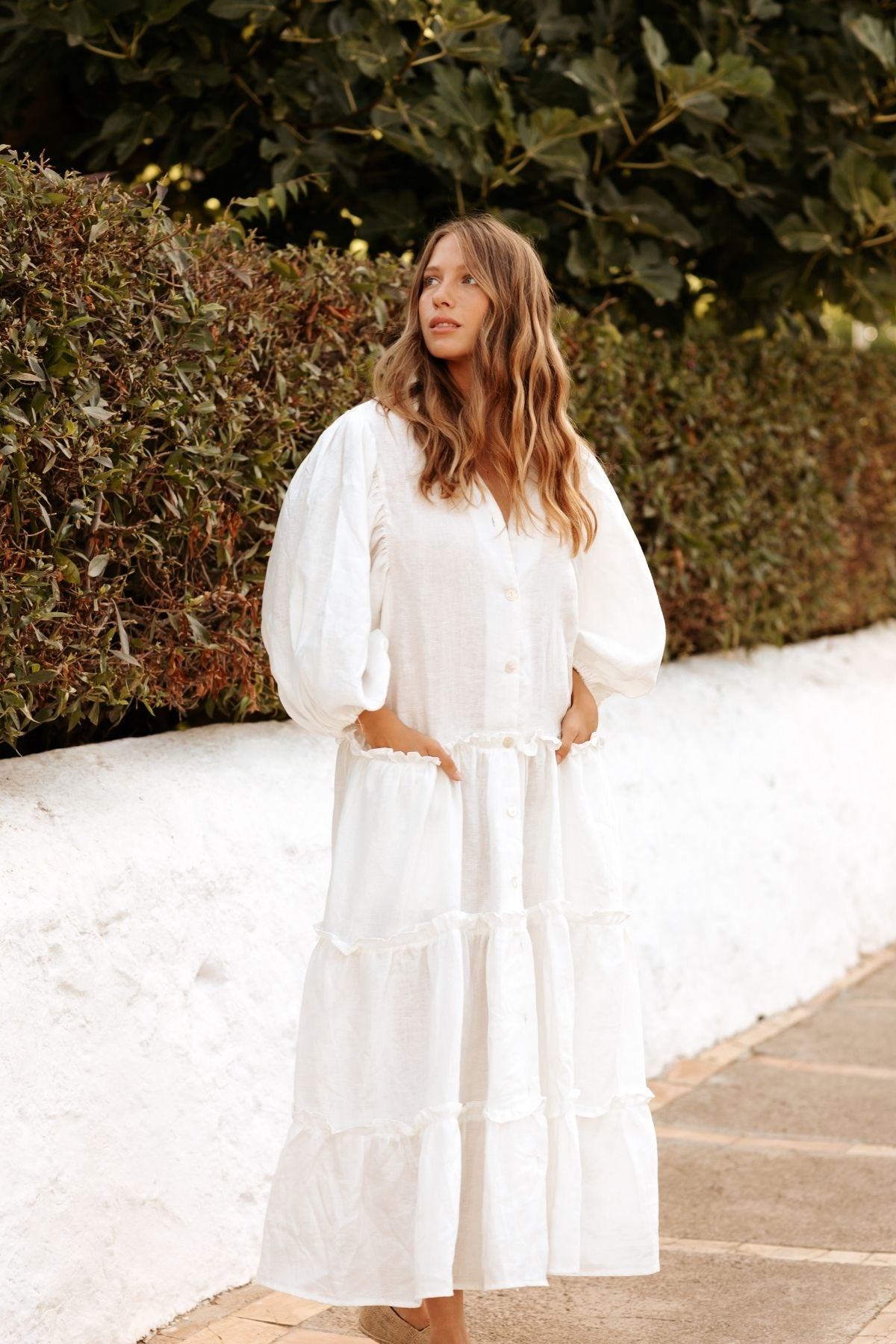 Styled view of the La Dama with collar by Myrah Penaloza in linen, handcrafted in Bali by artisan families.