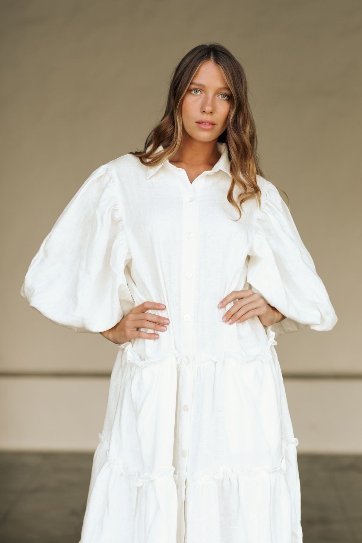 Detail of the neckline of the La Dama with collar by Myrah Penaloza in linen, handcrafted in Bali by artisan families.