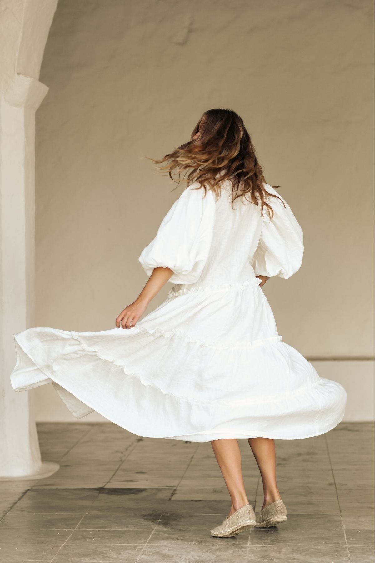 Back view of the La Dama with collar by Myrah Penaloza in linen, handcrafted in Bali by artisan families.