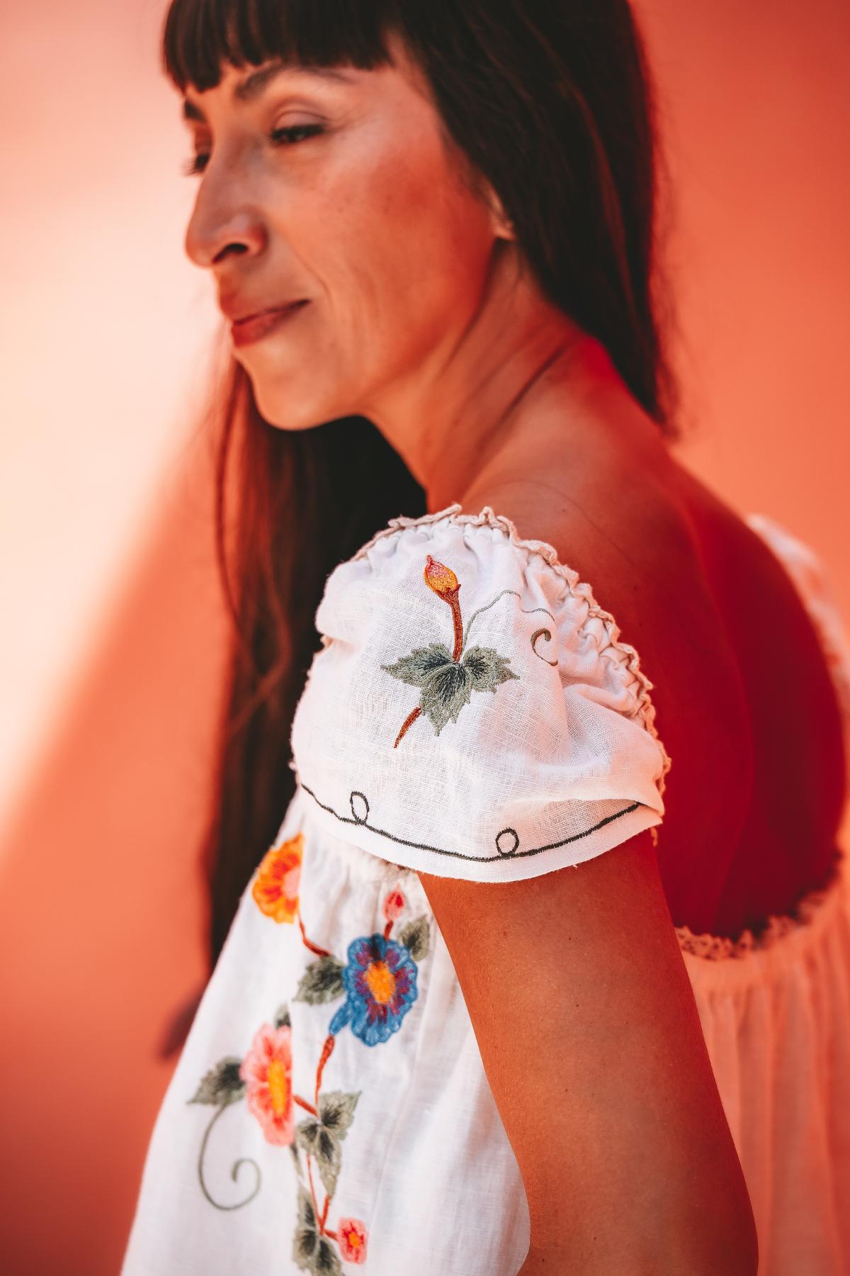 LA FLORA SET Hand-embroidered linen two-piece